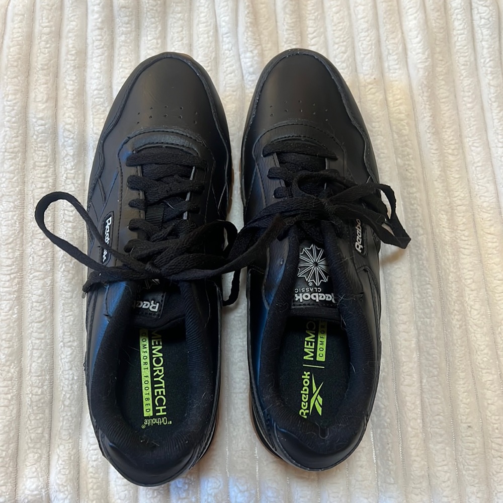 Black Reebok sneakers. Size 8. Brand new